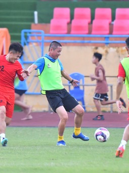 HLV cũ đội Hà Nội làm 'tiền đạo', chủ tịch Hải Phòng FC hứa không pháo sáng