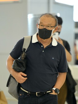 Vợ chồng ông Park tạm biệt nhau tại sân bay, tuyển Việt Nam trở lại Hà Nội