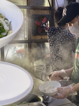 Quán phở H’Mông giữa lòng Hà Nội: khách kéo đến ăn để xem cảnh tráng bánh thủ công