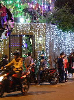 Người hâm mộ đổ xô đến nhà Đàm Vĩnh Hưng chụp hình dịp Giáng sinh