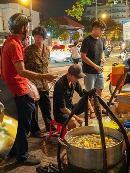 Người Sài Gòn xếp hàng ăn hoành thánh 'khổng lồ' như Bà Tân Vlog