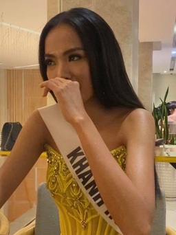 Thí sinh Hoa hậu Hoàn vũ Việt Nam bật khóc kể mẹ tính bán nhà cho đi thi