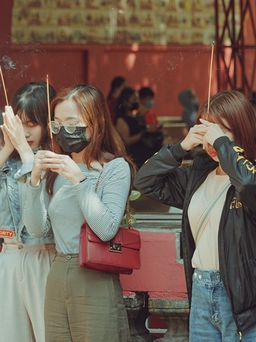Giới trẻ rủ nhau đi chùa Ngọc Hoàng cầu duyên ngày Valentine