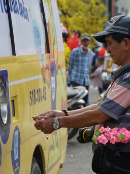 Sáng 25 tháng chạp, người Sài Gòn bất ngờ vì xuất hiện xe buýt phát khẩu trang tự động miễn phí