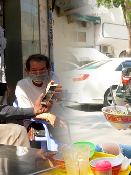 Người Sài Gòn thưởng thức hủ tiếu mì nóng hổi, uống cà phê vỉa hè ngày đầu bán tại chỗ