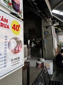 Hàng quán Sài Gòn đồng loạt dán giá mới: ‘leo’ theo giá xăng