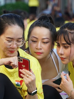 1.000 người ‘rủ nhau’ ra phố đi bộ Nguyễn Huệ tập yoga từ sáng sớm