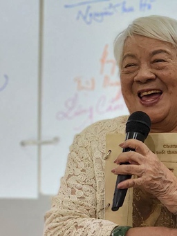 Nữ nhà văn 93 tuổi xúc động vì được độc giả tổ chức tiệc sinh nhật bất ngờ