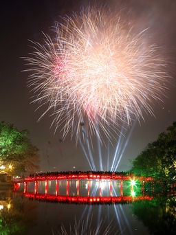 900.000 đồng một chỗ ngồi xem pháo hoa ở Hà Nội