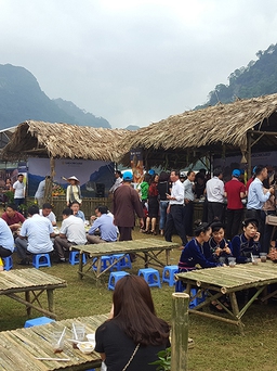 Hàng vạn người về hồ Ba Bể tham dự 'miền di sản Việt Bắc'