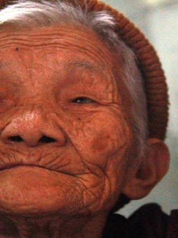 Cụ bà 89 tuổi bán chong chóng muốn hiến xác cho y học