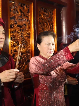Chủ tịch Quốc hội dâng hương các vua Hùng trong ngày chính lễ