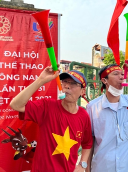 Người hâm mộ đổ về sân Việt Trì từ rất sớm cổ vũ U.23 Việt Nam