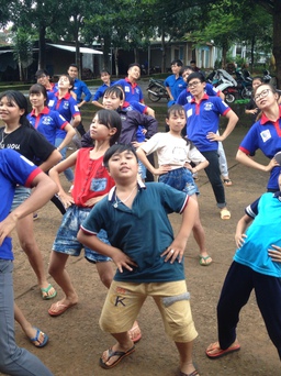 Sinh viên tình nguyện dạy múa cho học sinh vùng biên giới