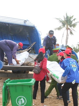 Hơn 500 thanh niên tình nguyện chung tay làm sạch bãi biển