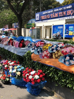 Những đóa hoa và quà yêu thương tràn ngập trên các cung đường, góc phố ngày 8.3