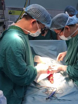 Bé trai 3 tuổi bị chú ruột cắt đứt dương vật