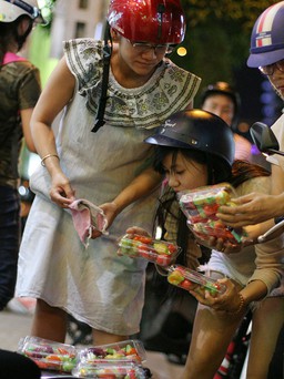 Người phụ nữ bán những 'chiếc bánh tuổi thơ' giữa Sài Gòn