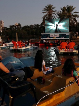 Sau Pháp đến Israel mở rạp chiếu phim trên... mặt nước