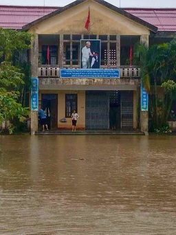 Học sinh nhiều trường vùng trũng ngập lụt vẫn chưa thể đến lớp