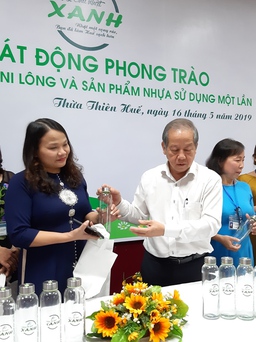 Chủ tịch tỉnh Thừa Thiên - Huế tặng chai thủy tinh, túi vải cho cán bộ, viên chức