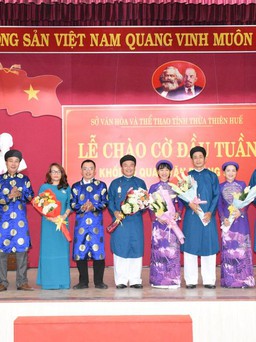 Nam cán bộ công chức Thừa Thiên - Huế mặc áo dài ngũ thân đến công sở