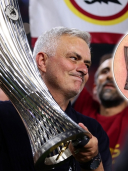 Hình xăm mới nhất trên tay của HLV Jose Mourinho có ý nghĩa gì?
