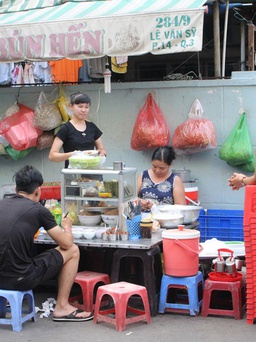 Người Sài thành ăn món Huế ngon nức tiếng ở quán 'có tuổi nhưng không có tên'