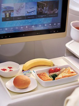 Hãng hàng không đầu tiên khôi phục dịch vụ ăn uống trên máy bay