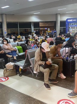 Máy bay delay 8 giờ, hành khách vạ vật chờ ở sân bay