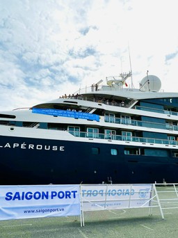 Đoàn khách 'đại gia' trên du thuyền cao cấp của Pháp cập cảng TP.HCM