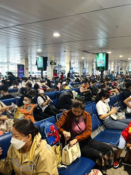 Sân bay Tân Sơn Nhất lại phá đỉnh, đón lượng khách kỷ lục ngày 27 tết