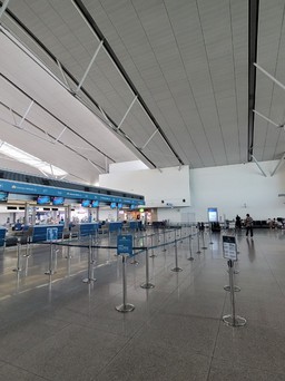 Khách tấp nập du xuân nhưng ga quốc tế Tân Sơn Nhất lại vắng lạ!