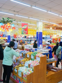 Ngày 27 Tết Quý Mão siêu thị bắt đầu đông khách