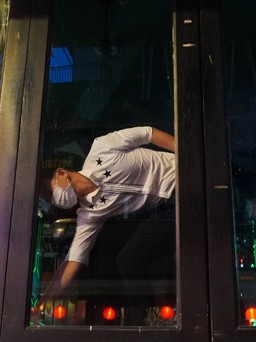 Karaoke, vũ trường, bar ngừng hoạt động vì Covid-19: Dọn bàn ghế ra rồi... dọn vào
