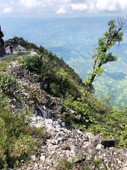 Leo đỉnh núi đá cao hơn 1.700 m để gieo con chữ