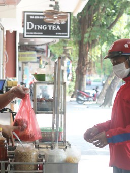 Hà Nội: Quận Đống Đa chỉ cho bán mang về, người dân hạn chế ra đường