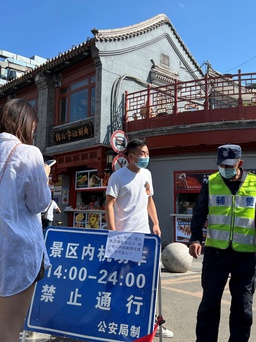 Bắc Kinh siết kiểm soát dịch, cấm bán hàng ăn tại chỗ