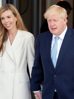 Ông Johnson nhất quyết giữ ghế thủ tướng Anh vì đã lỡ phát thiệp mời đám cưới?