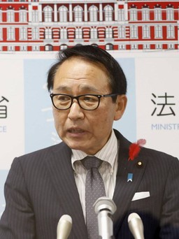 Bộ trưởng từ chức vì câu đùa, thủ tướng Nhật phải lùi giờ lên đường công du