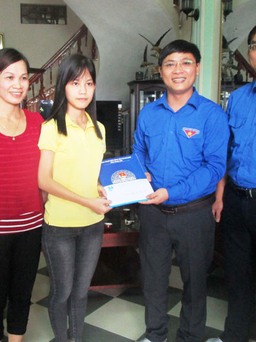 Tỉnh đoàn Thanh Hóa tặng quà các học sinh đạt điểm tối đa 30/30