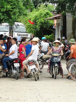 Dân chặn đường phản đối doanh nghiệp nổ mìn khai thác đá