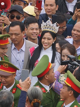 Hàng ngàn người dân quê chào đón Hoa hậu Việt Nam 2020 Đỗ Thị Hà