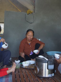 'Không để ai bị bỏ lại phía sau': Bữa cơm, giấc ngủ đầu tiên... trên bờ của dân chài