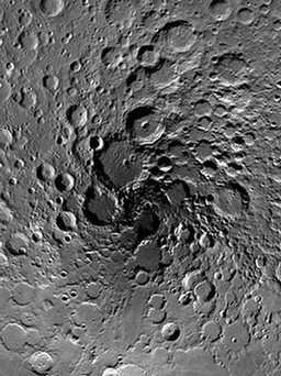 Phát hiện băng trên bề mặt Mặt trăng