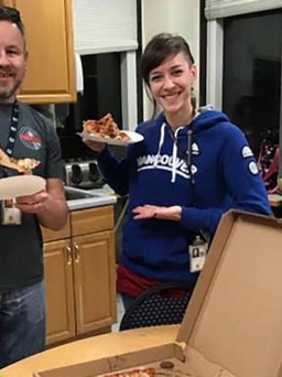 Không được trả lương, nhân viên không lưu Mỹ được đồng nghiệp Canada ‘tiếp tế’ pizza