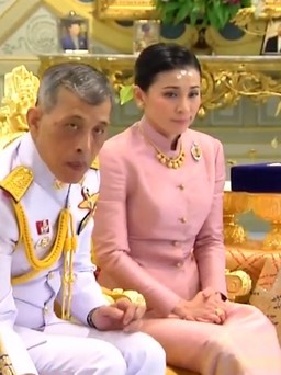 Quốc vương Thái Lan sắc phong Hoàng hậu cho nữ tướng cận vệ