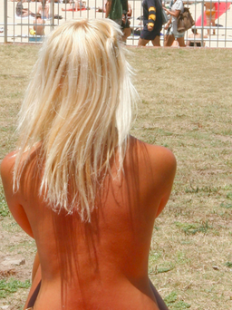 Nhiều phụ nữ Đức đòi để ngực trần vì nắng nóng