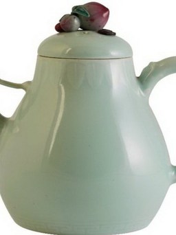 Bình trà cổ đời vua Càn Long bán được giá 1,3 triệu USD