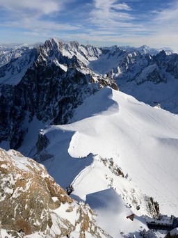 Nhóm điệp viên Nga bị nghi ẩn náu trên dãy Alps